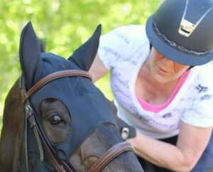 Fenwick Equestrian Liquid Titanium� maske med lydreducerende �rer - L - Karabinhage lukning